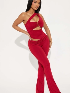 Combinaison rouge chic à épaule dénudée avec détail d'anneau et pantalon évasé