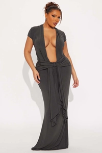 Détail de la robe maxi à décolleté en V profond avec taille nouée et texture en tricot gris
