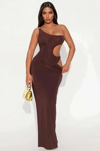 Detail of dark chocolate bodycon dress with side cutout and elegant waist ruching