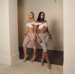 Détail du legging imprimé taille haute associé à un haut bandeau blanc sans épaules