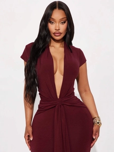 Robe courte moulante bordeaux à décolleté en V profond avec nœud à la taille et drapé