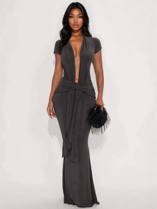 Robe moulante élégante gris anthracite à col en V, manches courtes et taille froncée