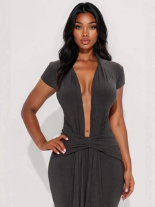 Robe moulante à col en V profond en gris anthracite avec détail de nœud à la taille