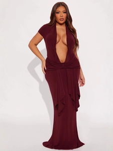 Robe longue moulante bordeaux à décolleté en V profond, manches courtes et drapé