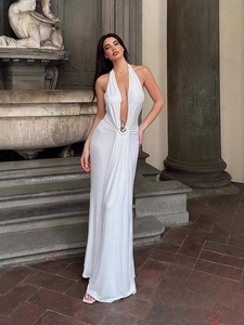 Elegantes weißes Neckholder-Maxikleid mit tiefem V-Ausschnitt und Metallring-Detail
