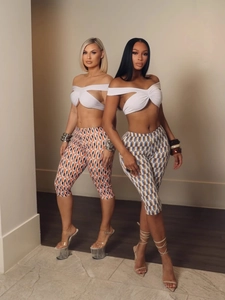 Ensemble d'été pour femme avec haut à épaules dénudées et legging à motif géométrique