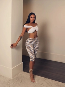 Ensemble d'été chic avec haut bustier blanc et short cycliste à imprimé géométrique