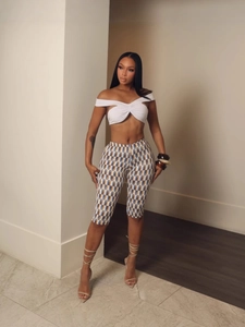 Ensemble femme avec top court blanc noué et short cycliste à motif géométrique rétro