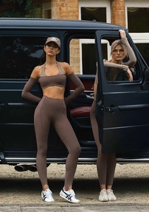 Détail d'un ensemble de yoga taille haute avec legging à étrier et haut découpé marron