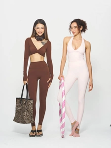 Conjunto de yoga de 3 piezas con top cruzado y mallas elásticas de talle alto