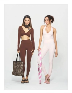 Detalle de conjuntos de yoga elásticos con tops cruzados y leggings de cintura alta