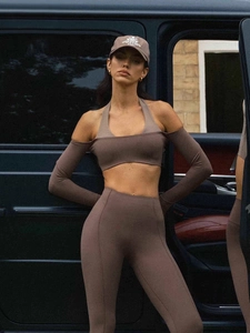 Ensemble de yoga sexy marron avec haut dos nu, manches et pantalon taille haute