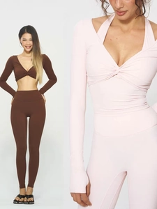 Detalle del top corto con cuello en V cruzado y leggings de cintura alta elásticos