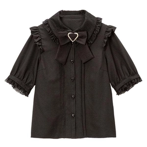 Dettaglio del colletto in pizzo nero con fiocco di perle a cuore e bottoni a cuore sulla camicia
