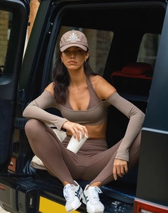 Détails de l'ensemble de yoga marron avec haut licou, haussement d'épaules et legging