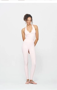 Conjunto de yoga rosa pálido con sujetador deportivo halter y mallas de alta elasticidad