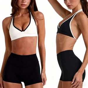 Completo sportivo due pezzi con canotta yoga a contrasto e pantaloncini fitness