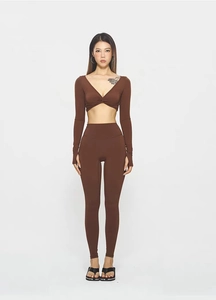Detalle del conjunto de yoga marrón café con top con escote en V y leggings de talle alto