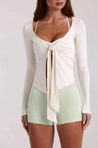 Détail du gilet de yoga blanc à nouer en tissu doux à séchage rapide pour le fitness