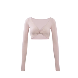 Detalle del crop top de yoga rosa de manga larga con cuello en V retorcido y tela elástica