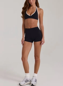 Dettaglio dei pantaloncini sportivi neri a vita alta con bordo bianco per fitness e yoga