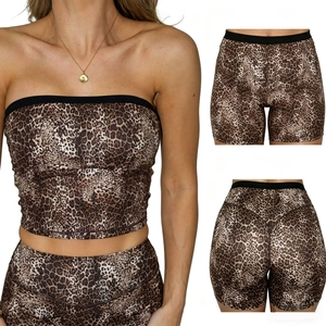 Zweiteiliges Sport-Set mit Leopardenmuster, Yoga-Shorts und trägerlosem Crop-Top