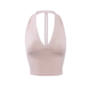 Primer plano del top de yoga rosa con detalle de nudo retorcido y tejido de punto elástico