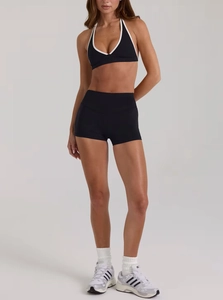 Dettaglio del set sportivo nero con logo BO+TEE sul reggiseno sportivo a fascia