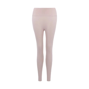 Detalle de mallas de yoga de cintura alta en rosa nude con tejido elástico moldeador