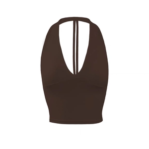 Detalle de top de yoga marrón oscuro con cuello halter en V y tejido elástico muy suave