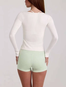 Détail d'un gilet de yoga blanc avec design à nouer au dos et coupe sport ajustée