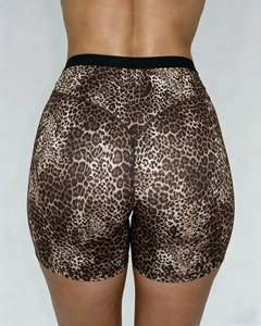 Rückansicht der Yoga-Shorts mit Leopardenmuster und V-Naht für einen Po-Lifting-Effekt