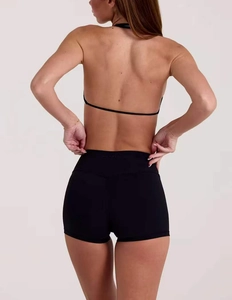 Dettaglio del set sportivo Bo+Tee con pantaloncini a vita alta e top yoga con schiena nuda
