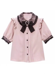 Camicia rosa a maniche corte con colletto in pizzo nero, fiocco e bottoni a cuore