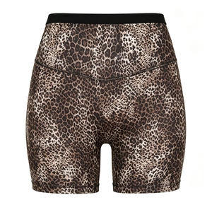 Detailansicht der Yoga-Shorts mit Leopardenmuster und breitem, elastischem Bund für Fitness