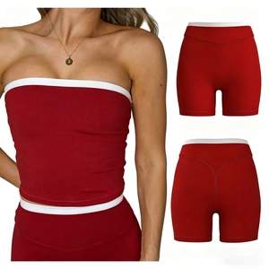 Rotes Yoga-Set für Damen mit Bandeau-Top und High-Waist Radlerhose mit Kontrastnaht