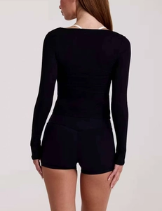 Détail du dos d'un ensemble de cardigan de yoga noir en tricot élastique et respirant