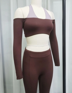 Détail de l'ensemble de yoga marron et lavande avec haut à épaules dénudées chic
