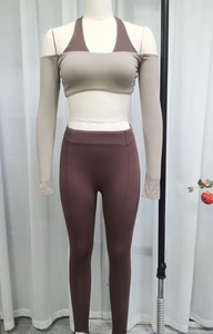 Détail du pantalon de yoga taille haute avec panneaux contrastés en kaki et café