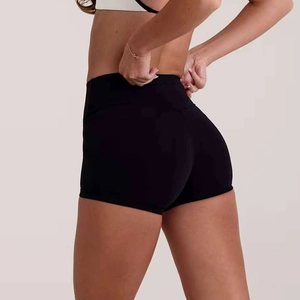 Dettaglio dei pantaloncini da yoga neri a vita alta con effetto push-up e tessuto traspirante