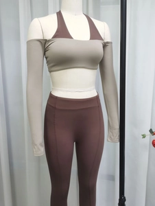 Détail de l'ensemble de fitness deux pièces avec haut à épaules nues et pantalon taille haute