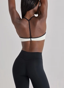 Détail du dos avec fines bretelles et logo sur le legging de sport à taille haute gainant