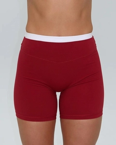 Detail der burgunderroten Sport-Shorts mit weißem Kontrast-Gummibund und hoher Taille