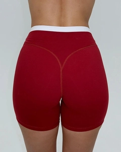 Detail der roten Yoga-Shorts mit weißem Bund und V-förmigen Nähten für den Push-up-Effekt