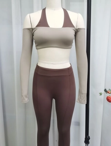 Ensemble de yoga 3 pièces avec brassière, haut à manches longues et legging sur mannequin