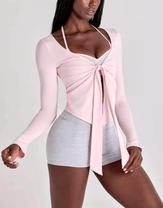 Gros plan du cardigan de yoga rose à manches longues avec tissu doux à séchage rapide