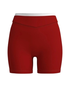 Detail der burgunderroten Radlerhose mit hoher Taille, V-Naht und Kontrastbund