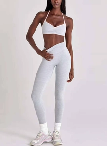Ensemble de yoga gris clair avec brassière dos nu, bretelles roses et legging à taille en V