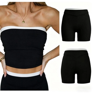 Kontrastfarbenes Yoga-Set mit Tube-Top und hochelastischer Radlerhose für Fitness