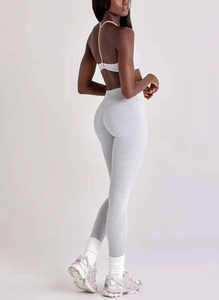 Détail du soutien-gorge de sport gris clair et du legging taille haute en maille fine